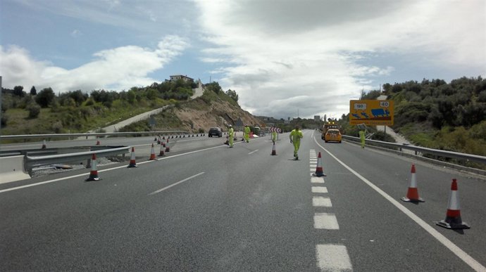 Apertura de uno de los carriles de la A-92 reparados tras las lluvias