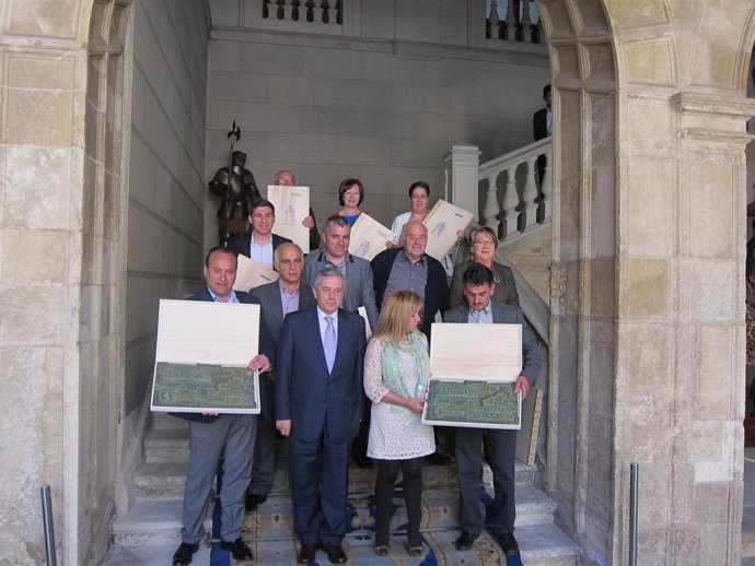 Representantes de los municipios con Isabel Carrasco