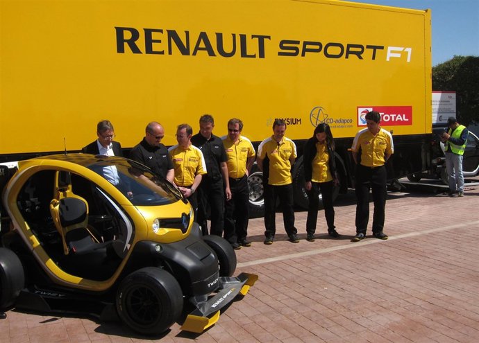El Twizy Concept Car con parte del equipo de trabajo de Renault Sport