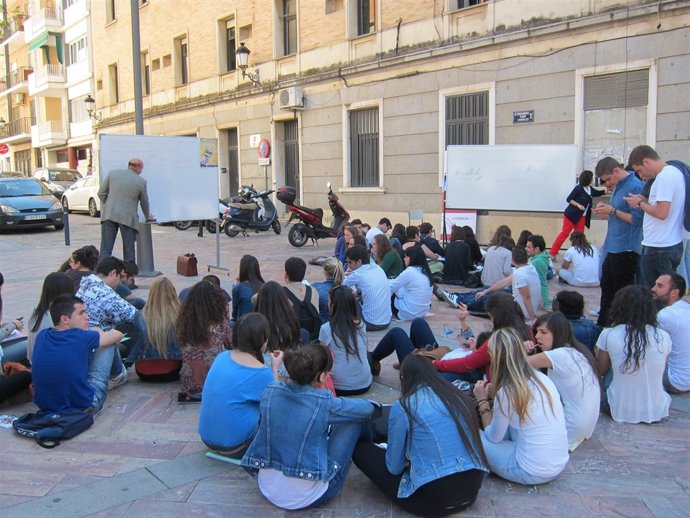 Clases en la calle, organizadas por el Caruh de la UHU. 