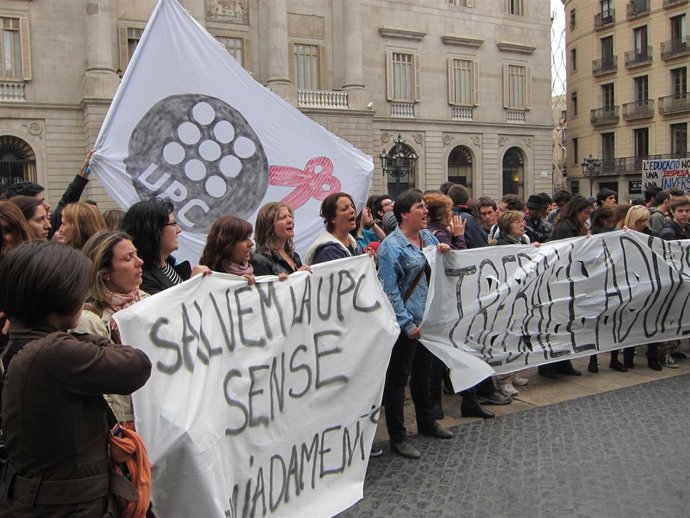 Manifestación de interinos y estudiantes de la UPC por los despidos
