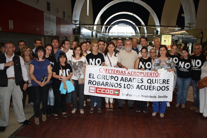 Torrijs y Medrano junto a los trabajadores de Abades