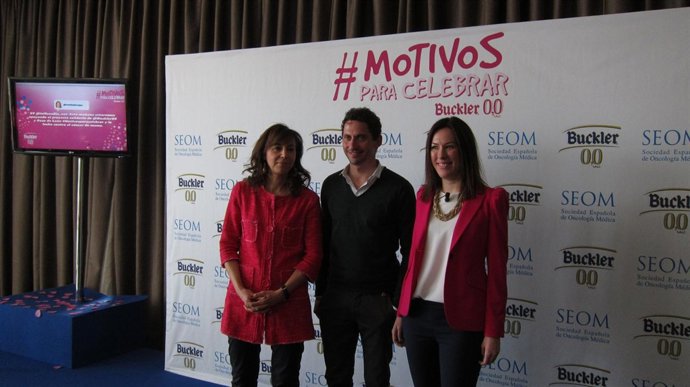 Garrido, León y Arnal, posan antes de presentar el inicio del rodaje del corto