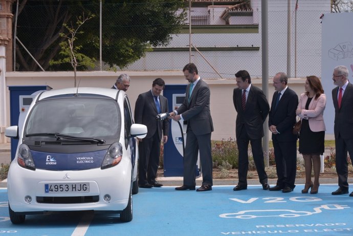 El Príncipe Felipe visita el nuevo centro de control de vehículos eléctrico