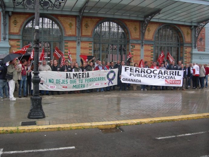 Concentración de trabajadores de Renfe y ADIF 