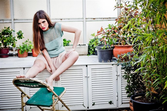 Modelo con jersey de nueva colección