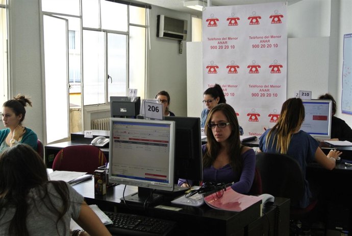 Sala de la Fundación ANAR en la que se atienden las llamadas a menores