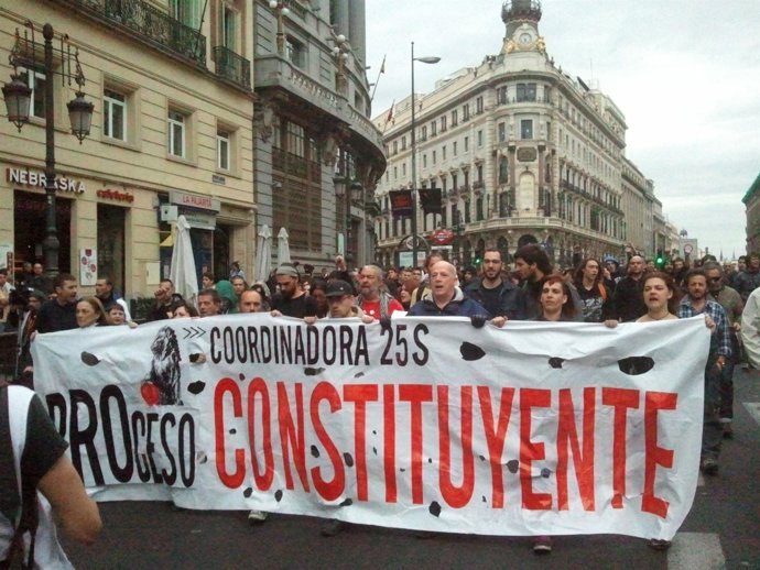 Manifestantes de Coordinadora 25-S secundan la convocatoria 'Asedia el Congreso'