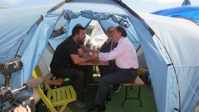 Visita a los dos exescoltas en huelga de hambre