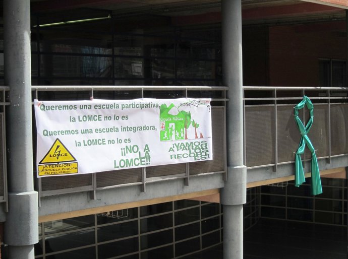Pancarta en contra de la Lomce en el CEIP Cardenal Mendoza