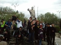 Un grupo de manifestantes 'toma' la fuente de Neptuno aprovechando la ausencia de vallas de protección