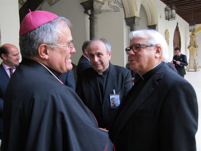 El Obispo de Córdoba conversa con uno de los ponentes de la primera jornada