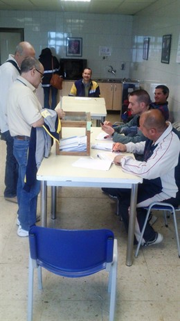 Votación de los trabajadores de una de las plantas de Saint Gobain Cristalería
