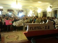 Medio millar de personas provoca la suspensión del pleno del Ayuntamiento de Ferrol reclamando la "dimisión" del alcalde