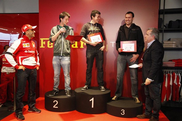 El piloto de Ferrari Marc Gené en el simulador de Las Rozas