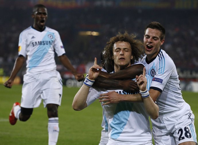David Luiz y Azpilicueta celebra un tanto ante el Basilea