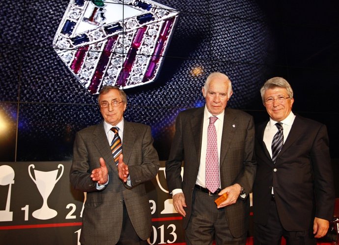 Ufarte y Luis Aragonés reciben la insignia de oro y brillantes del Atlético
