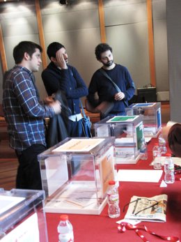 Els Amics de les Arts votando en la Sgae