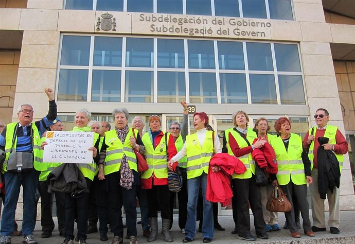 Protesta de iaioflautas frente a delegación de Gobierno