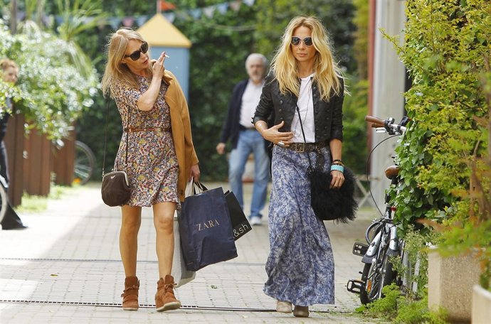 Marta Sanchez con una amiga por la milla de oro