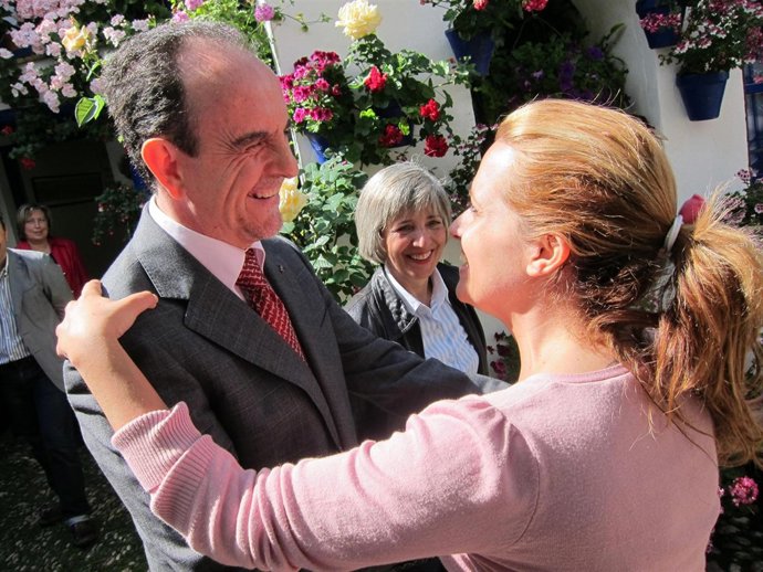 Rodríguez saluda a la dueña del patio ante la presidenta de Claveles y Gitanilla