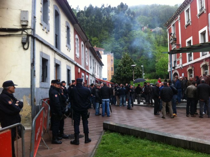 Prejubilados de Hunos frente a la sede del PP de Mieres