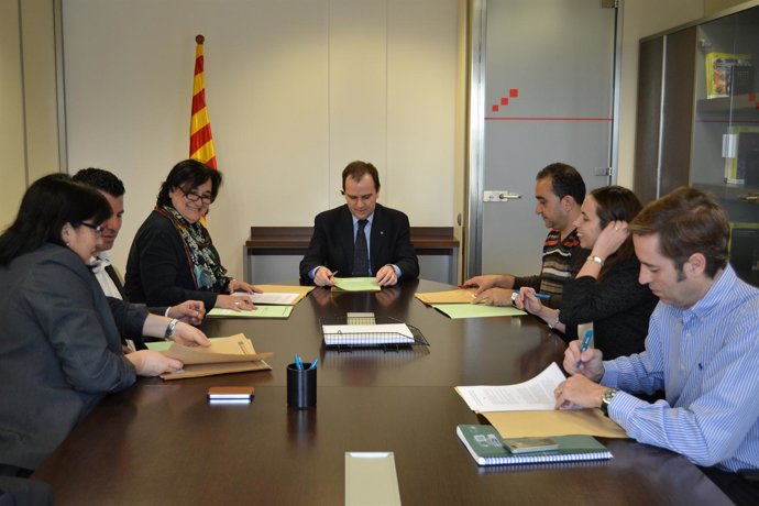 Representantes De La Generalitat, De Power Controls Y De CC.OO Durante La Firma