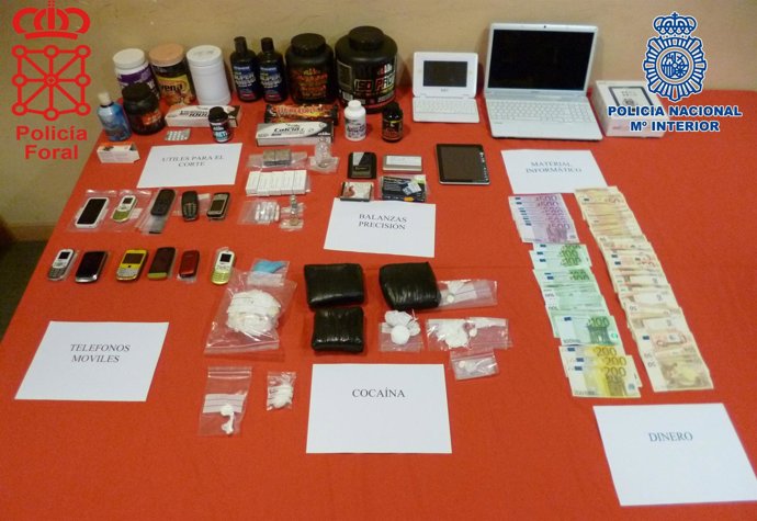 Droga y material incautado durante la operación.