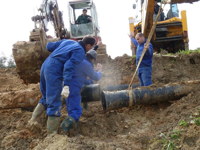 Operarios de Emproacsa trabajan en la reparación de una conducción de agua