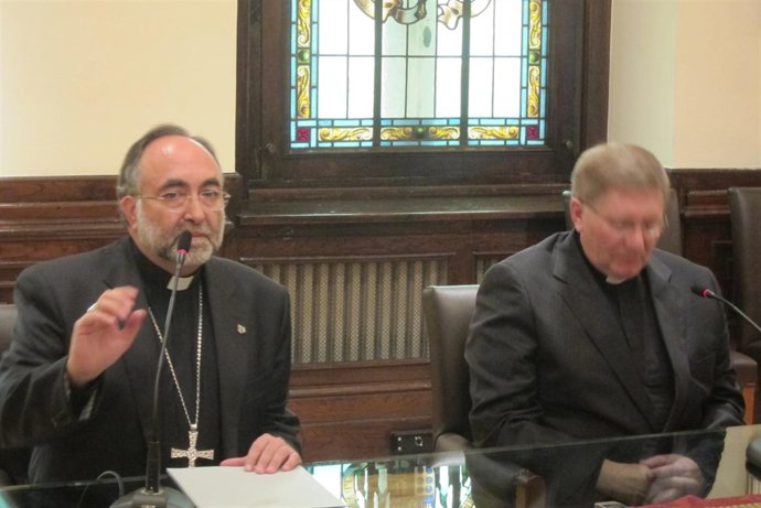 El Arzobispo de Oviedo, a la izquierda