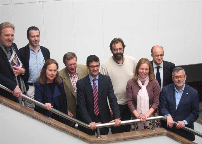 Francisco Mora, en el centro, junto a miembros de su equipo