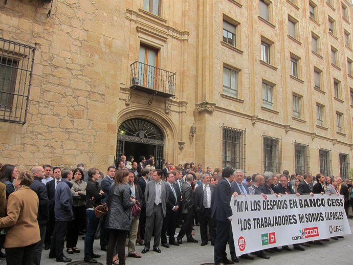 Concentración a las puertas de la sede central del CEISS en Salamanca