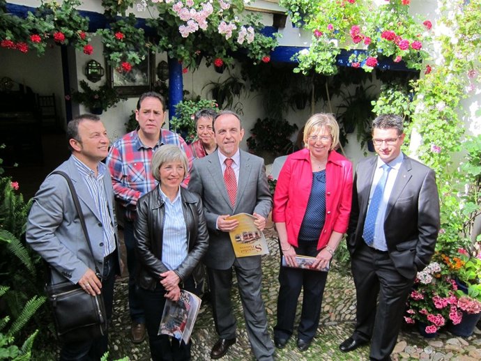 El consejero (centro) en el patio que es sede de Claveles y Gitanillas