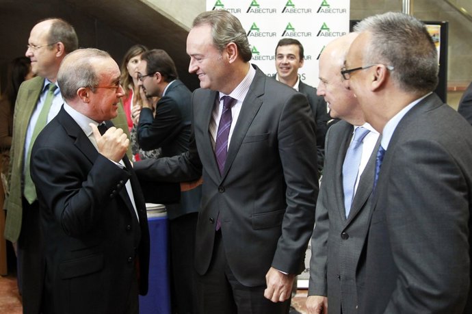 Alberto Fabra en la asamblea general de Hosbec