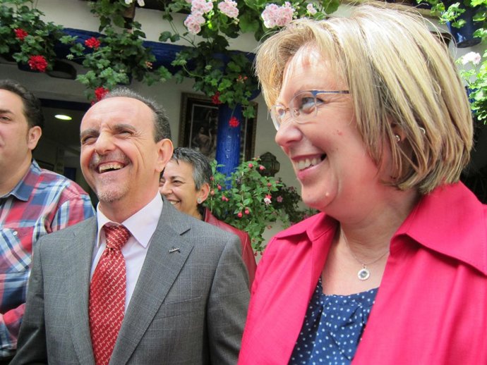 El consejero sonríe junto a la delgada de Turismo en Córdoba