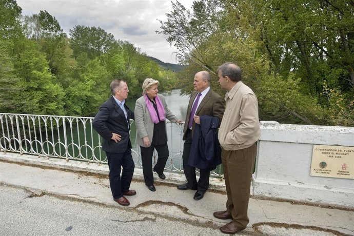 Nagore, Olleta, Zarraluqui y Mariscal, en el puente sobre el río Irati.