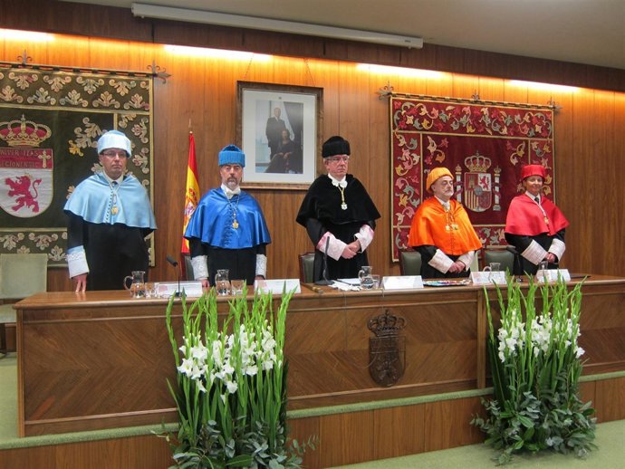 José Ángel Hermida (centro), durante el solemne acto para festejar la festividad