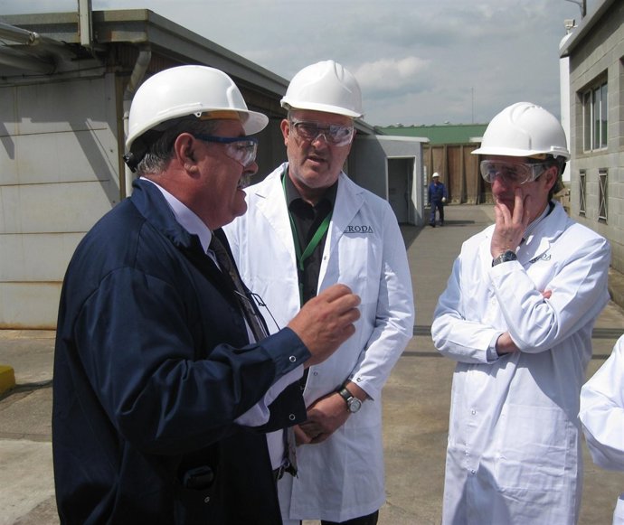 El secretario de Empleo, Ramon Bonastre, durante su visita a Croda