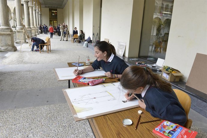 Participantes en el concurso dibujan un elemento del claustro     
