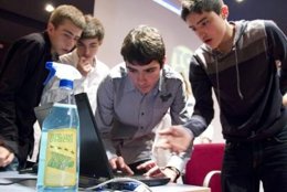 Alumnos barceloneses emprendedores idean un sistema Wi-Fi más ágil