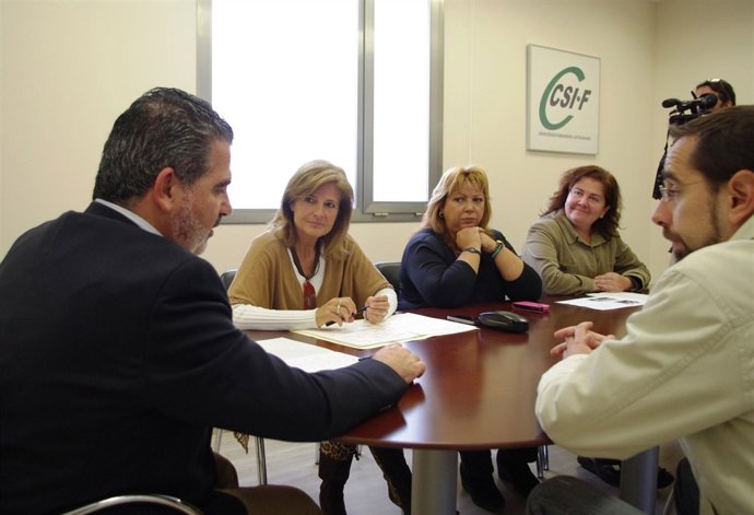 Oña se reúne con representantes de trabajadores de Isofotón