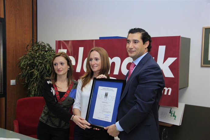 Responsables de Telemark y Aenor muestran el certificado de calidad.