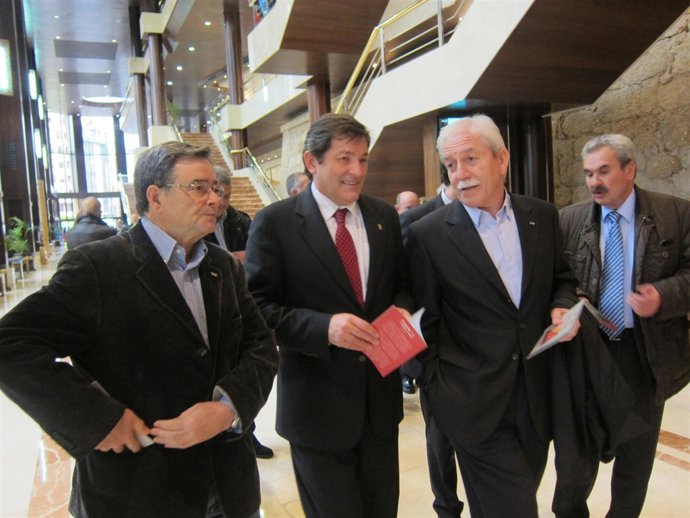 Fernández, entre los dirigentes de UGT Justo Braga y Manuel Fernández 'Lito'.