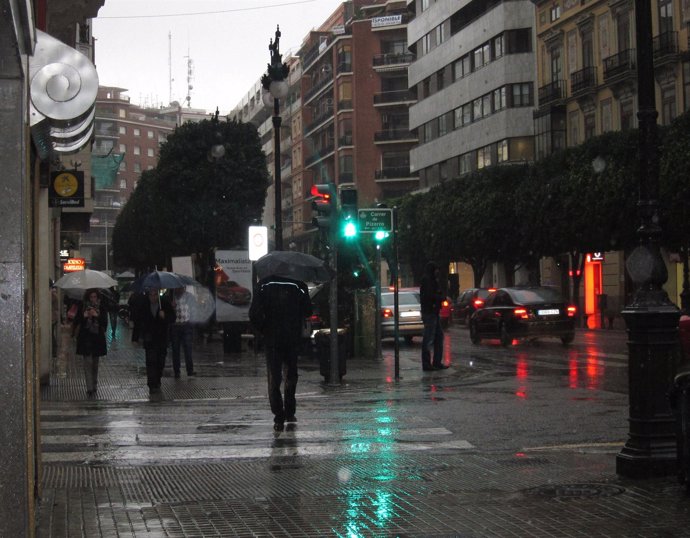 Lluvia en una calle del centro de Valencia 