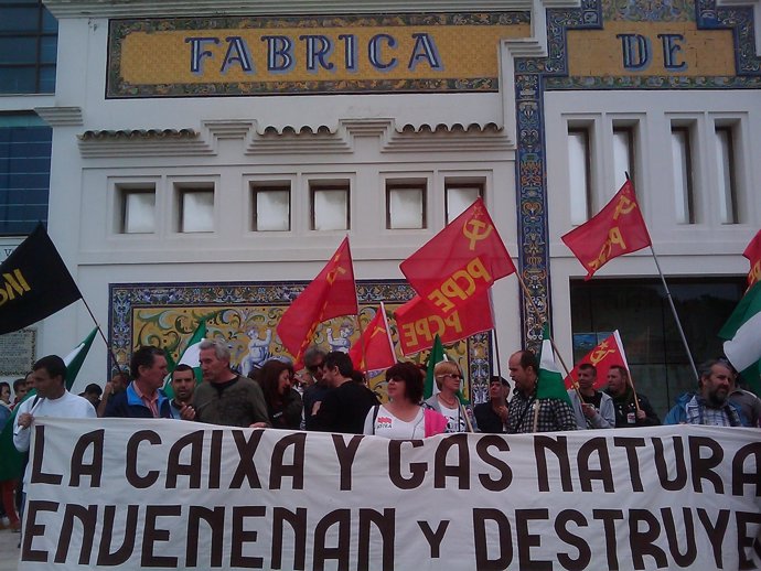 Colectivos se concentran en Sanlúcar (Cádiz) contra el gasoducto en Doñana