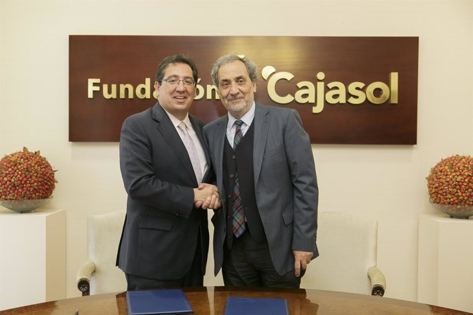 Antonio Pulido y José Chamizo tras la firma del Convenio
