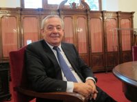 Solchaga ve "incómodo" que se favorezca a las CCAA que incumplen el déficit, pero no ve una solución "sencilla"