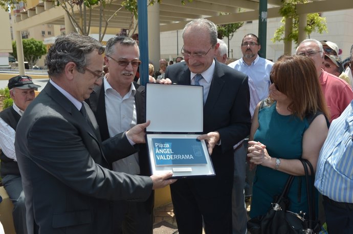 El alcalde de Málaga en la inauguración de la plaza dedicada a Ángel Valderrama