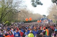 Victoria y Cavero participan en el Maratón de Madrid y muestran su apoyo a la candidatura de la capital