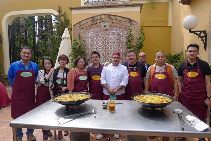 Profesionales turísticos chinos degustan una paella en un viaje a Costa del Sol